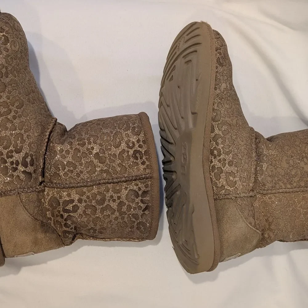 UGG Kids‎ Classic II Glitter Leopard Boots in Chestnut